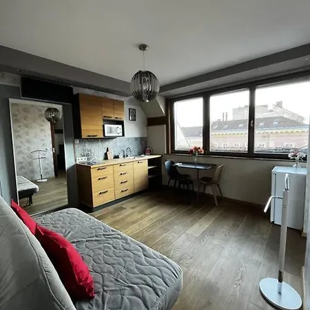 Elegant Rooftop Studio With Shared Terrace And Jacuzzi Apartmán *