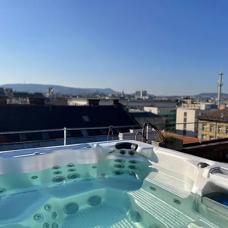Elegant Rooftop Studio With Shared Terrace And Jacuzzi * Budapešť