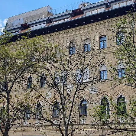 Elegant Rooftop Studio With Shared Terrace And Jacuzzi Budapešť