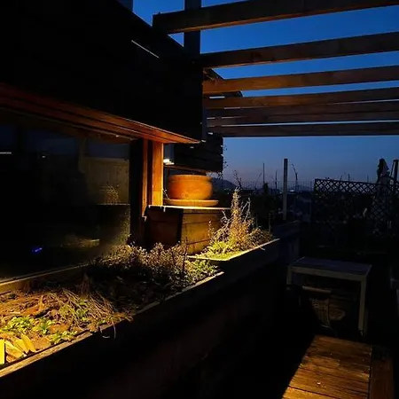 Apartmán Elegant Rooftop Studio With Shared Terrace And Jacuzzi *